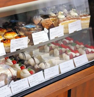 ショーケースに並ぶ商品＝津市渋見町のIKOBAKEで