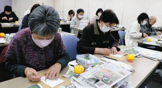 新聞ちぎって好きな絵描く　本紙社員講師に、伊那で教室