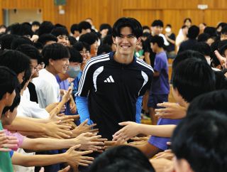 浜松市出身のW杯日本代表後藤啓介選手、母校にサプライズ登場　後輩にエール「もっと個性を出して」