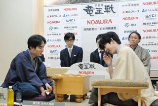 藤井聡太竜王「チャンス作れず完敗」竜王戦第２局、感想戦では時折笑顔も