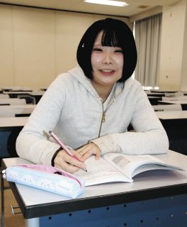 医療や食品など関心のあるテーマについて話す神谷さん＝各務原市の東海学院大で