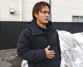 「スーパーで物価高を実感する」と話す山前さん＝高山市岡本町で