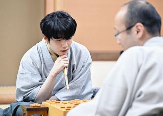 藤井聡太七冠逆襲で王位防衛　渡辺明九段の作戦に苦しみ抜いて永世二冠　