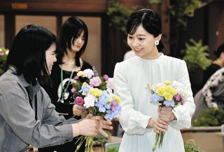 岐阜県訪問中の佳子さま、全国都市緑化祭に出席　淡墨桜の苗木を中学生と記念植樹