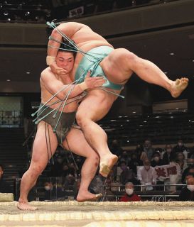 【大相撲】「こんなに気持ちいいんだ」98キロ炎鵬が164キロを高々と持ち上げズドン 相撲人生初の大技決めた