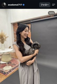 【実際の投稿】上品ノースリーブ…浅田舞、愛犬「ララァ」にメロメロの“戯れ”ショット