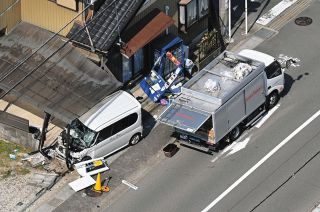 自販機補充作業中の男性はねられ重体、軽乗用車が民家に衝突　岐阜県美濃加茂市
