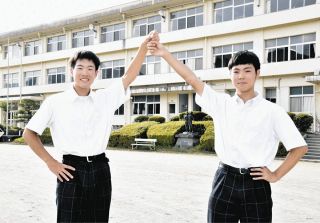 野口謙蔵記念館で守山市のクレヨン画家・園田さん公開制作 「人が
