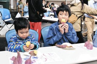 ç„¼ãèŠ‹ã§æ–½è¨­ã¨åœ°åŸŸã¤ãªã’ã‚‹ã€€åŠç”°ã®è€äººãƒ›ãƒ¼ãƒ ã§ãƒ•ã‚§ã‚¹