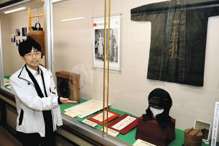 展示を紹介する岩岡さん＝松阪市殿町の市歴史民俗資料館で
