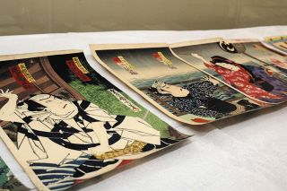 小津新七が収集した錦絵＝松阪市殿町の市歴史民俗資料館で