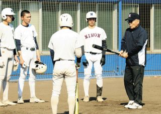 PL学園の元監督・中村順司さんが、孫が主将の佐野日大を指導　甲子園で戦う心得、トンボがけの重要性も伝授