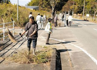 「大会を盛り上げたい」　みえ松阪マラソンへ向け住民ら沿道の草刈り
