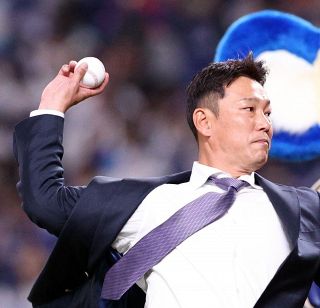 井端弘和さん、やっちゃった…　始球式で“デッドボール”「脚が滑った。言い訳ですけど」照れ笑い