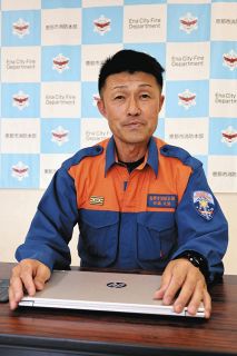 13日の山林火災を振り返り教訓や課題を語る安藤さん＝恵那市消防本部で