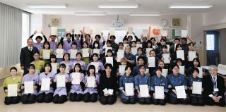 犬猫用食品レシピを考案　飯田・わらいみらい、松本の2専門学校生57人表彰