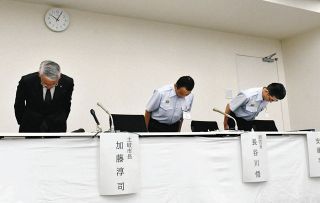 会見冒頭、謝罪する加藤淳司市長（左）ら出席者＝土岐市役所