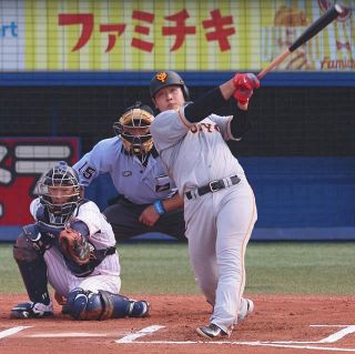 バックスクリーンに一直線…巨人・岡本が反撃のノロシをあげる3号ソロ「なんとか塁に出ることだけを…」