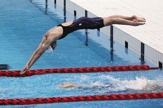 東京五輪の水泳会場の完成式典で飛び込む池江璃花子＝2020年10月24日（AP）
