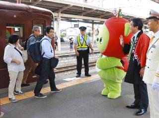 「ろくもん」でワイン産地巡る　しなの鉄道観光列車が塩尻駅に乗り入れ