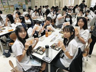台湾の高校生ら、津ぎょうざ「おいしい」　高田高校で交流