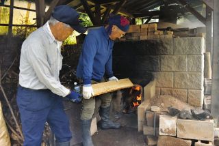 かやぶきの館から炭焼きの技伝えたい　長野県辰野町で根橋さんの指導受け焼く