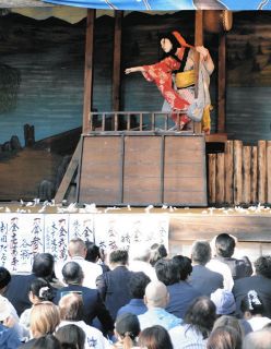 迫真演技に歓声やおひねり　大鹿村の市場神社で「大鹿歌舞伎」秋の定期公演