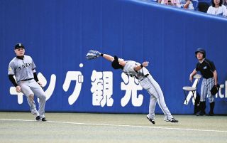 写真】ゴロフキン戦後、赤く晴らした顔で会見した村田諒太 ：中