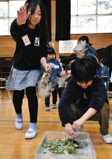 児童ら窒素実験や生き物の標本作りに取り組む　各務原で科学教室