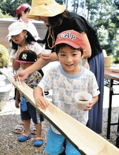 流しそうめんに子どもら笑顔　東郷の神社で夏祭り