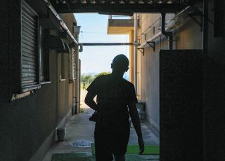 先生を探し、校内を歩くボランティア部の新美部長