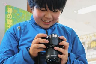 撮影した写真を笑顔で確認する