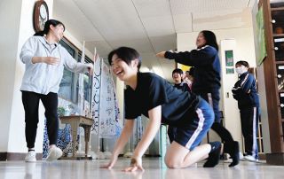 先生（左）の撮影中には、笑顔がはじける