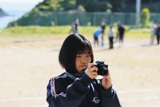 真剣な表情で撮影するボランティア部員
