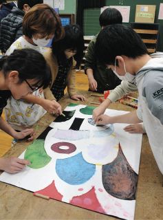 全校児童118人で巨大な竜描く　豊丘・北小、卒業式までに仕上げ