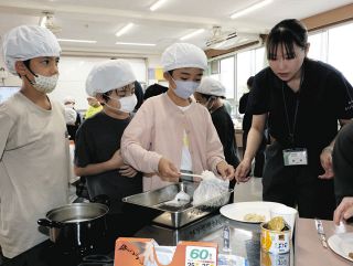 ポリ袋やスナック菓子で非常食づくり　西尾市・花ノ木小学校で「災害クッキング講座」