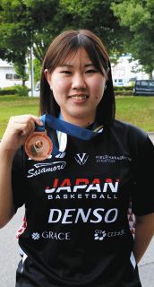 ＜ロッカールーム＞知的障害の3×3バスケ世界大会3位　飯田短大1年田中優香さん＝伊那市