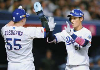 たくましき密着…中日・細川成也＆上林誠知の“生腕”2ショットにファンくぎ付け「この重厚感と言ったら…」「くっついて座ってるのかわいいな」