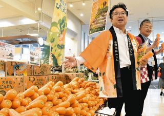 各務原にんじん「甘くておいしいよ」　JA職員らイオンモールでPR