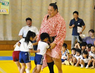 おすもうさん「大きいね」　中津川の幼稚園に中村部屋の力士らが訪問
