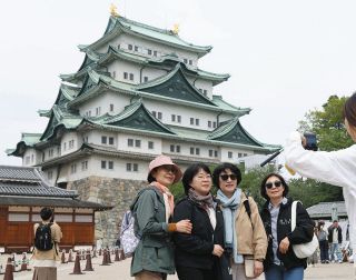 「登れぬ城」でも来場者は「うなぎ登り」　押し寄せる訪日客は名古屋城で何を楽しんでいるのか？