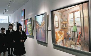 長野市役所がまるで美術館に　市ゆかり作家らの作品、各階に展示