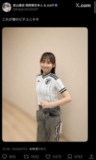 ◇菅野智之、巨人・長野久義の引退セレモニーに登場し花束【写真複数