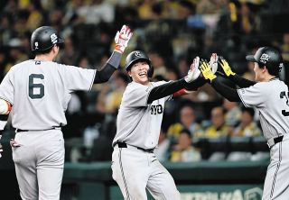 山田優 特大 タペストリー ボーダフォン ◇山田優、「色味にセンス」カラフルな手編みストール【写真】：中日