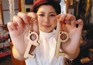 【三重】「ネコ」と「鍵」感染防止に一役　尾鷲の大形さん姉妹、ドアオープナー作る