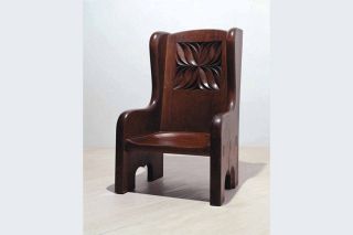 ＜美のありか＞木工の神髄　黒沢明を魅了「<ruby>拭漆楢彫花文椅子<rp>（</rp><rt>ふきうるしならちょうかもんいす</rt><rp>）</rp></ruby>」黒田辰秋（豊田市美術館蔵）
