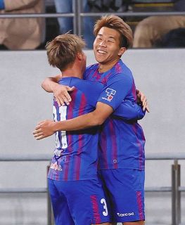 FC東京―札幌　前半、先制ゴールを決め安部（左）と喜ぶFC東京・永井