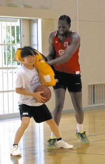 バスケの技術や取り組みを指導　岐阜県多治見工業高校生に元スゥープス・サンブ選手