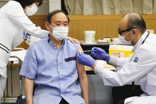 菅首相「そんなに痛くもなくスムーズに」新型コロナワクチンを接種 日米首脳会談へ万全期す