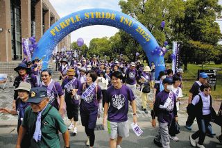 紫の願い、膵臓がん知って　三重大で催し、400人練り歩く